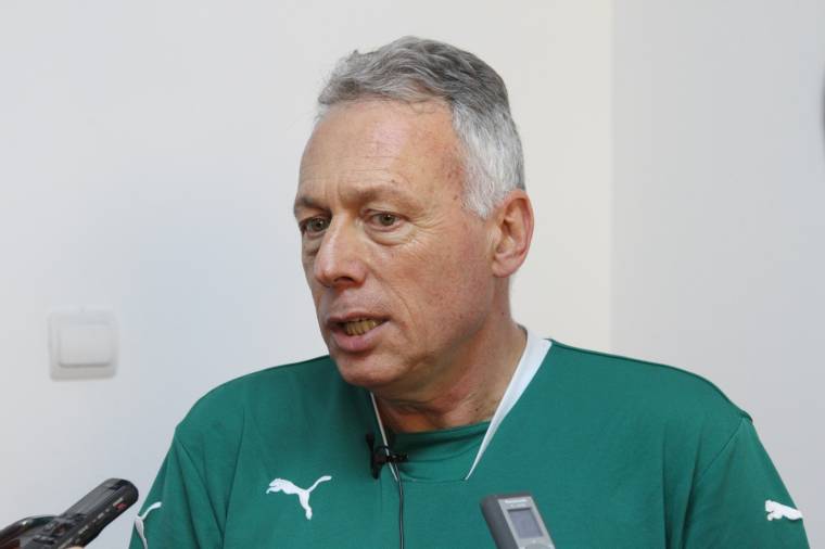 Hátrébb lép Borbély László
