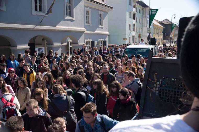 Nem jogunk, hanem kötelességünk lázadni! – forradalmasított diákünnepség