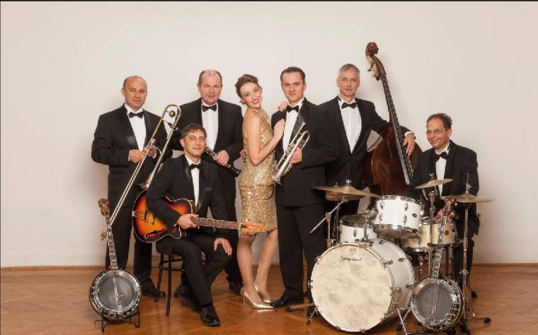 Bényei Tamás : azért szeretnek Erdélyben, mert az ő nyelvükön énekelek