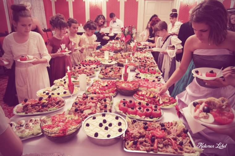 Adománygyűjtés a Széchenyi-bálra