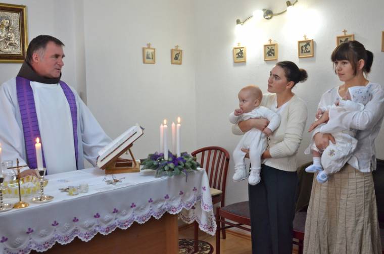 Keresztszülőket keresnek az árkosi kismamaotthon gyerekeinek