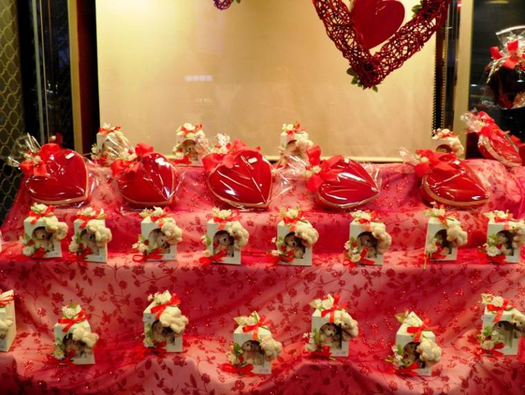 Virág, vacsora és apró ajándékok Valentin-napra