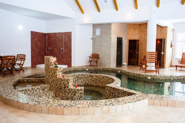 Zajlanak a felújítási munkálatok Sugásfürdőn