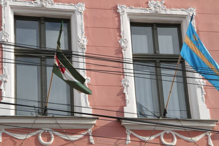 Egyelőre nem lesz román zászló a magyar pártok székházain