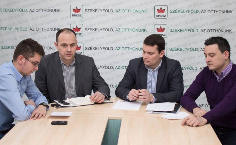 Magyarországi fiatalok is segítenek a regisztrációban