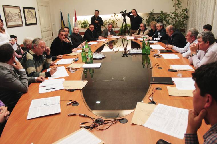 Puskaporos hangulatú tanácsülés Kézdivásárhelyen