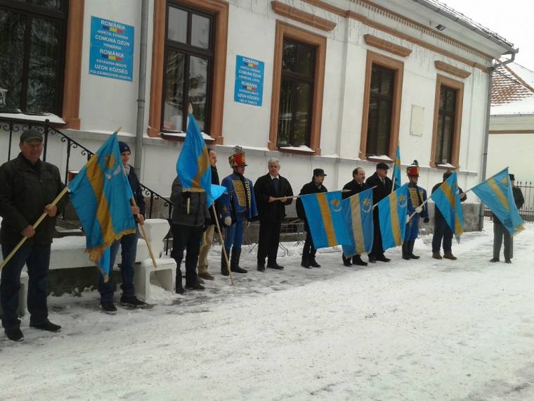 Kiállás az uzoni polgármester mellett