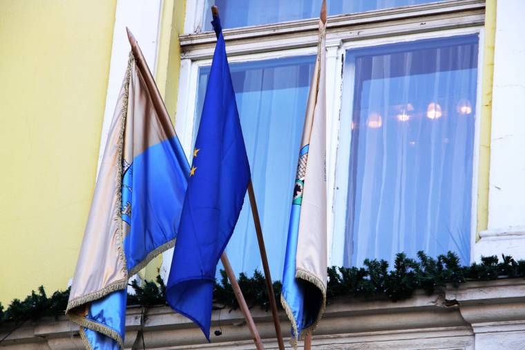 Visszautalták a városzászló-pert Sepsiszentgyörgyre