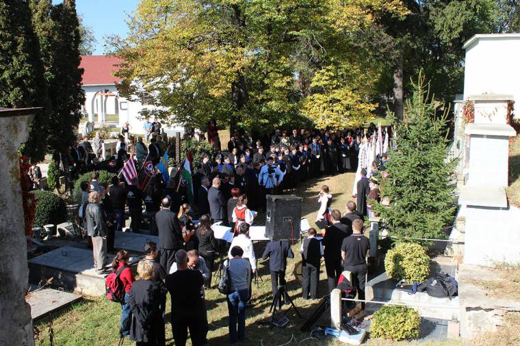 Nevesített sírjában nyugszik a hős vitéz