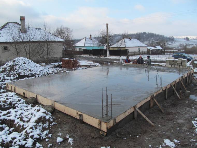 Maros megyei önkéntesek segítik a tűzkárosult baróti családot