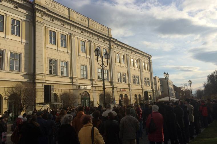 Sepsiszentgyörgyön is tüntettek a marosvásárhelyi iskoláért