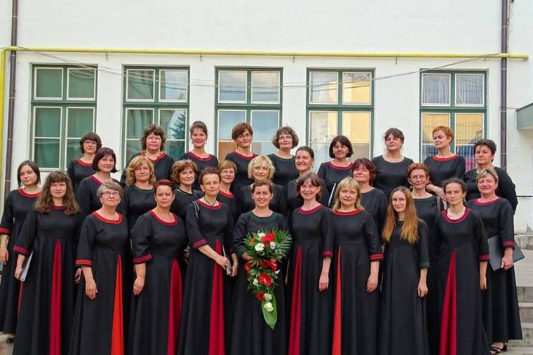 Kórusműveket adnak elő Sepsiszentgyörgy főterén