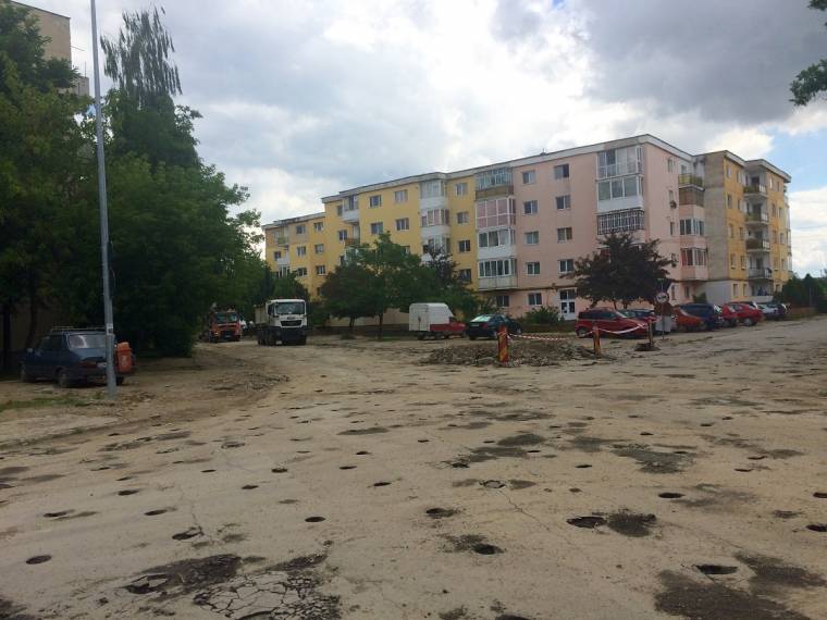 Szemeteskonténereket zártak le az útjavítás miatt Sepsiszentgyörgyön