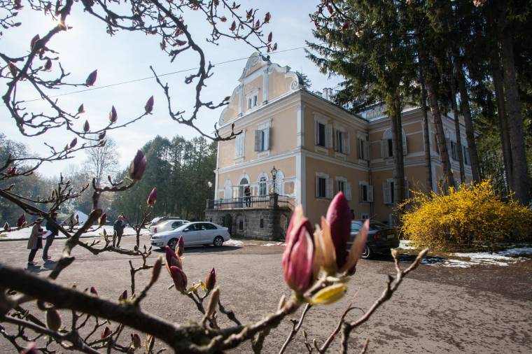 Több perrel akadályozzák az árkosi kastély birtokba vételét