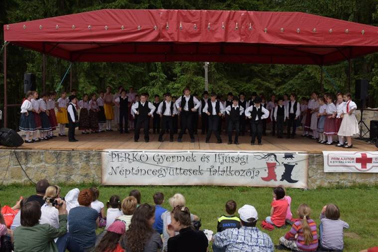 Ezerkétszáz táncos ropta Perkőn