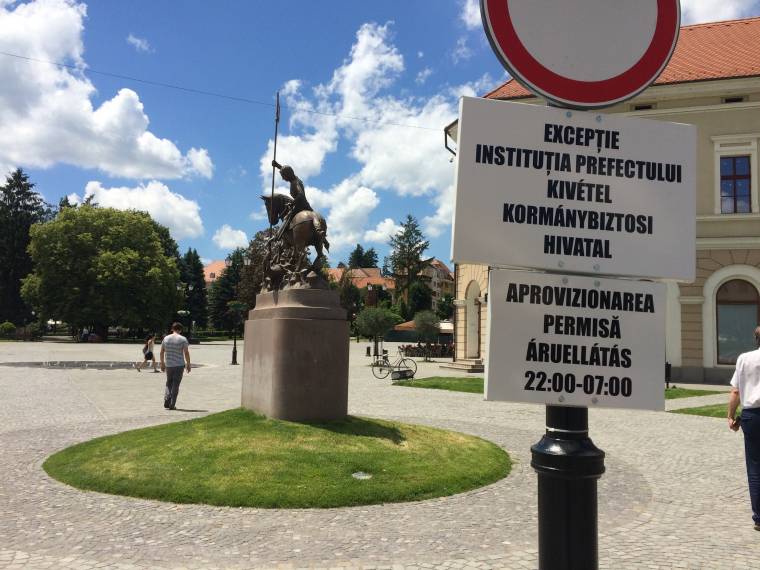 A háromszéki prefektus behajthat a forgalom elől lezárt főtérre