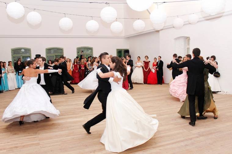 Táncoktatással készülnek a Széchenyi-bálra