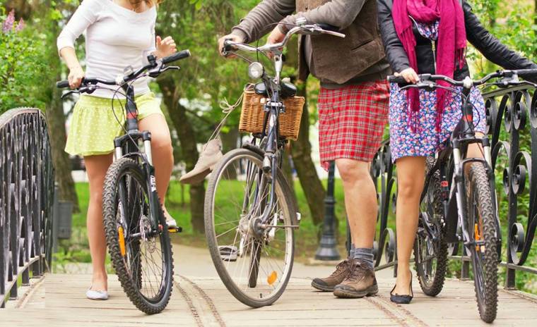 Szoknyában várják a kerékpárosokat