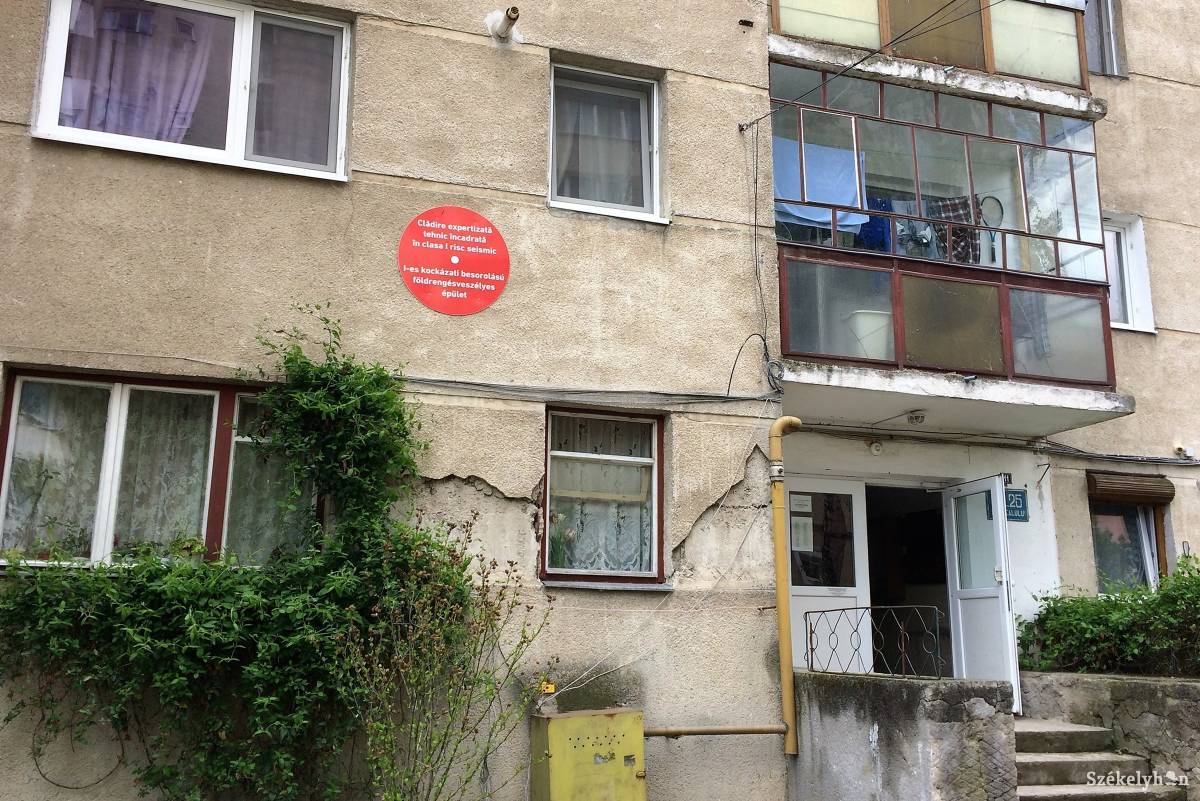 Hivatalosan ilyen piros ponttal kell jelezni, ha egy épület földrengésveszélyes •  Fotó: Bíró Blanka