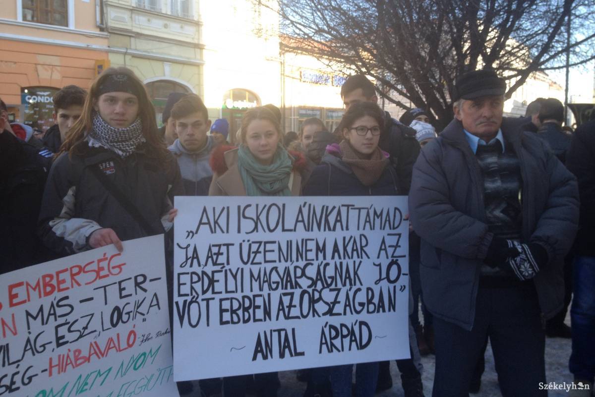 Korábban utcára vonultak a tanintézetért. Archív •  Fotó: Bíró Blanka