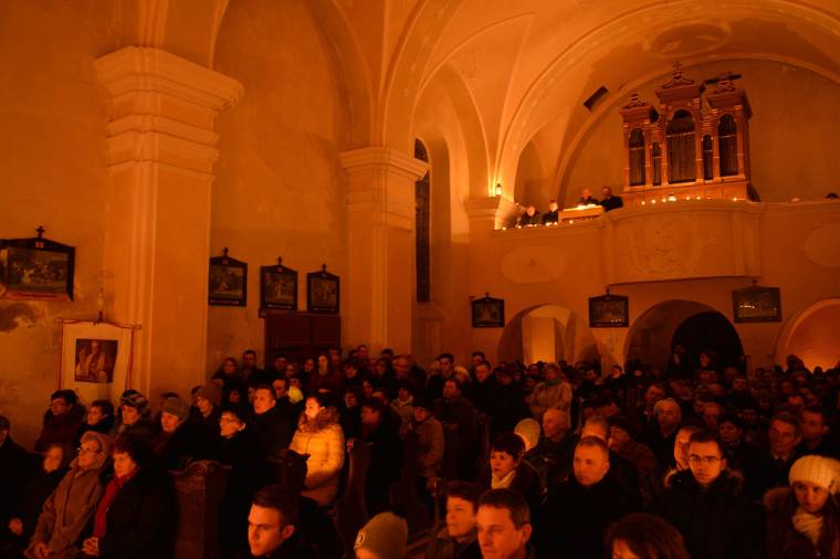 Ilyen volt a karácsonyi szentmise a világtól elzárt, gyertyákkal kivilágított felsőháromszéki templomban