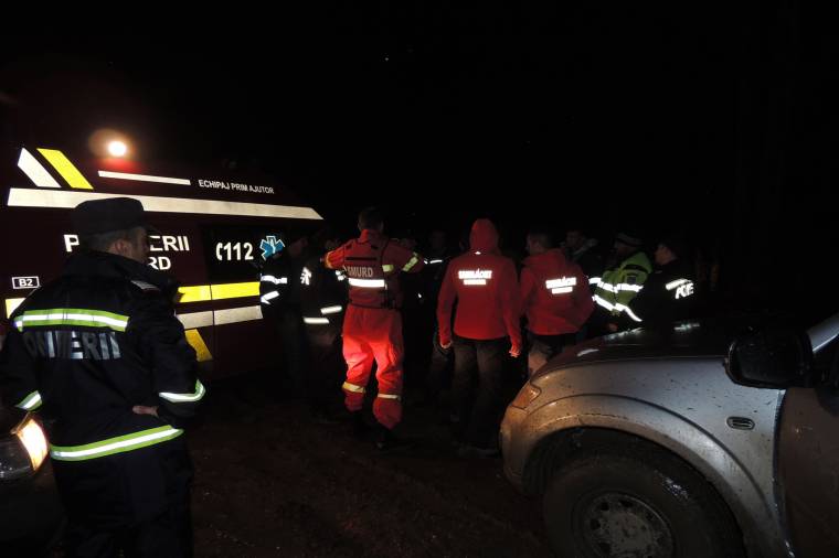 Elakadtak a hóban, hegyimentők és tűzoltók siettek a segítségükre