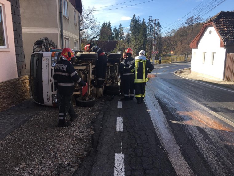 Felborult egy teherautó, melasz folyt az útra