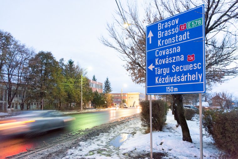 Új, kétnyelvű irányító táblákat helyeztek ki Sepsiszentgyörgyön