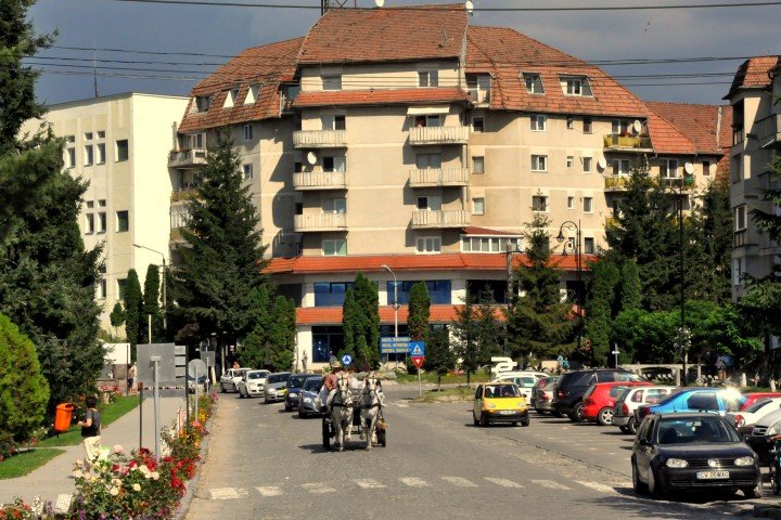 Prefektusi utasításra távolították el a városzászlót Kovásznán