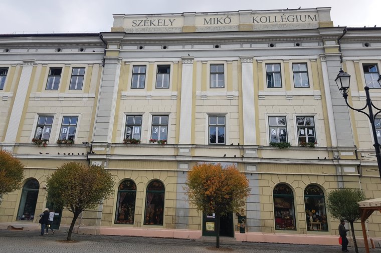 A Mikó műemlék épületéről vetetnék le az eredeti feliratot