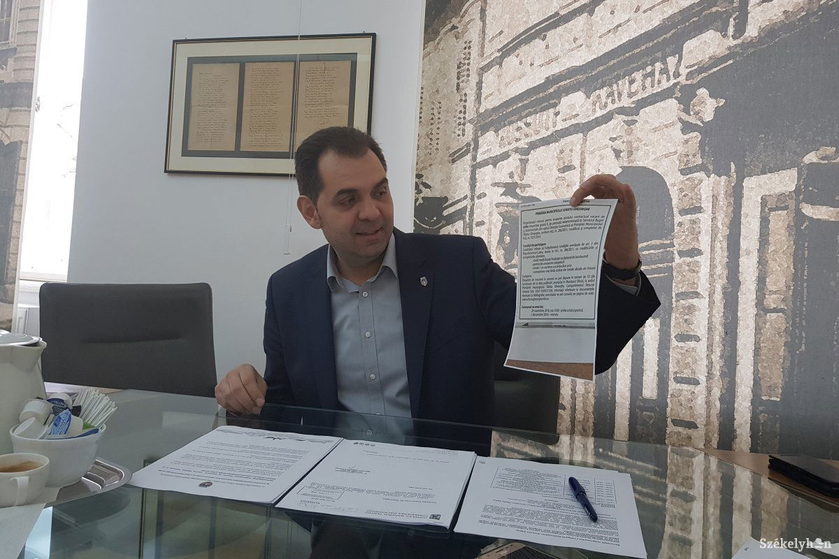 Antal Árpád az álláshirdetést mutatja. Nem történt diszkrimináció • Fotó: Bíró Blanka