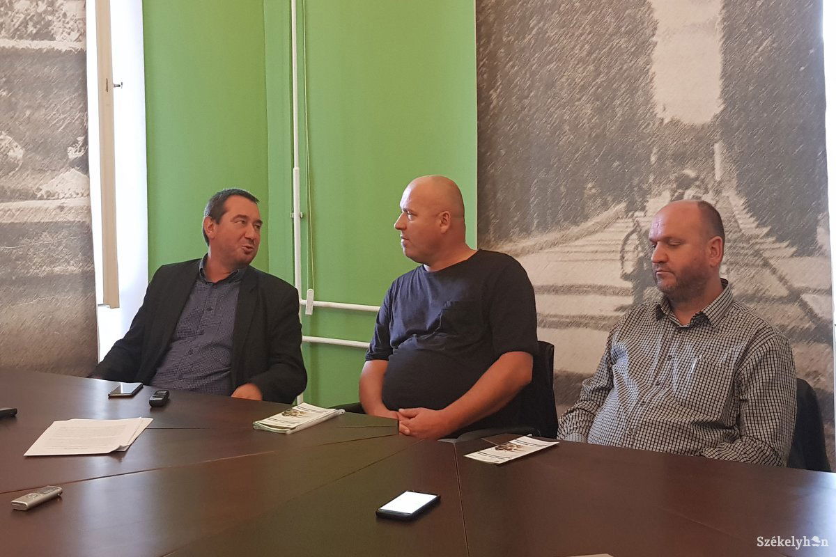 Tóth-Birtan Csaba, Horia Kraus, Máthé László. Egyetértenek abban, hogy a kóborkutya-helyzetet meg kell oldani •  Fotó: Bíró Blanka