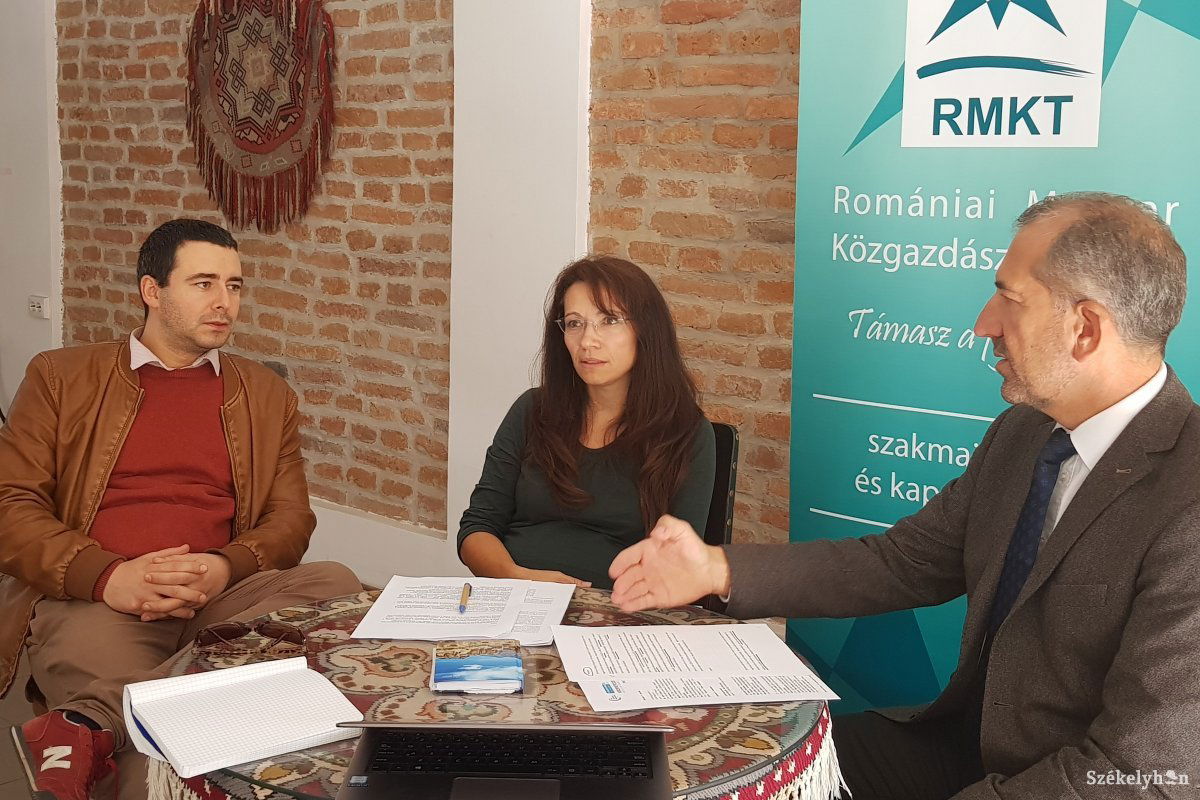 Szőcs Endre, az RMKT alelnöke, Bogdán Laura, a Kovászna megyei fiókszervezet elnöke, illetve Gyerkó László RMKT-elnök a sajtótájékoztatón •  Fotó: Bíró Blanka