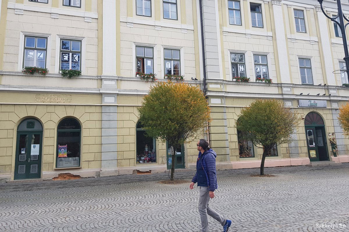 Kiállnak a diákok magyar iskolájuk neve mellett •  Fotó: Bíró Blanka