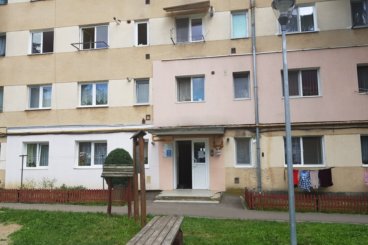 Kitámasztva a lépcsőház ajtaja. Szellőztetnek • Fotó: Bíró Blanka