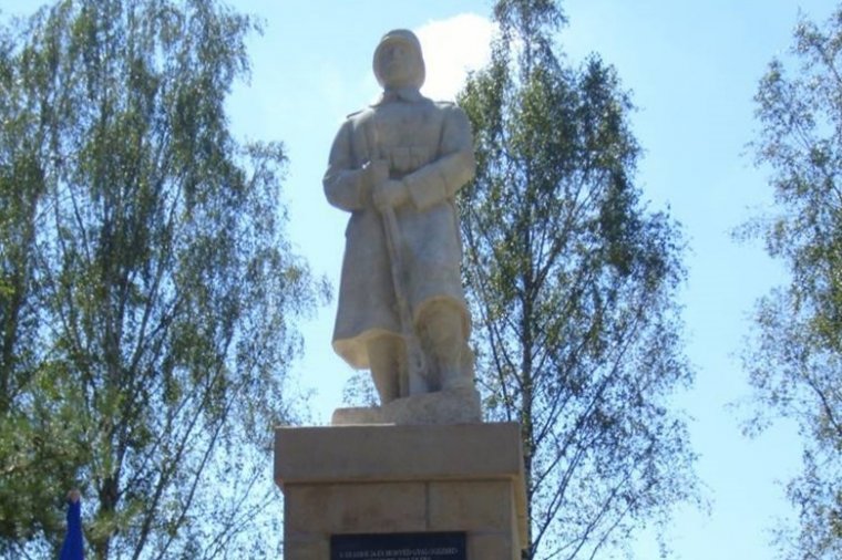 Már a hányatott sorsú rétyi honvédszobor is szemet szúrt a feljelentőknek