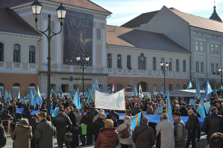 Centenáriumi megemlékezés és tüntetés a székelyföldi autonómiáért Sepsiszentgyörgyön