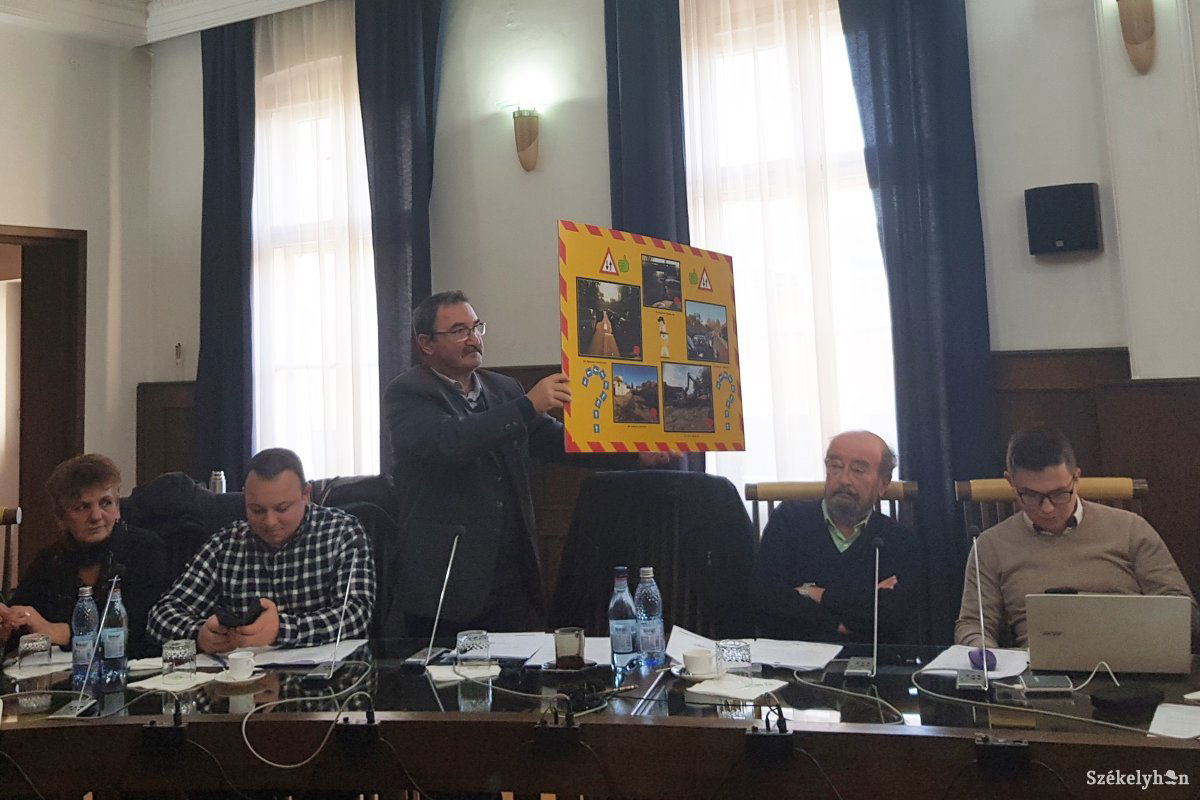Bálint József egy pannón a közlekedési dugókról készült fotókat mutatta a tanácsülésen •  Fotó: Bíró Blanka