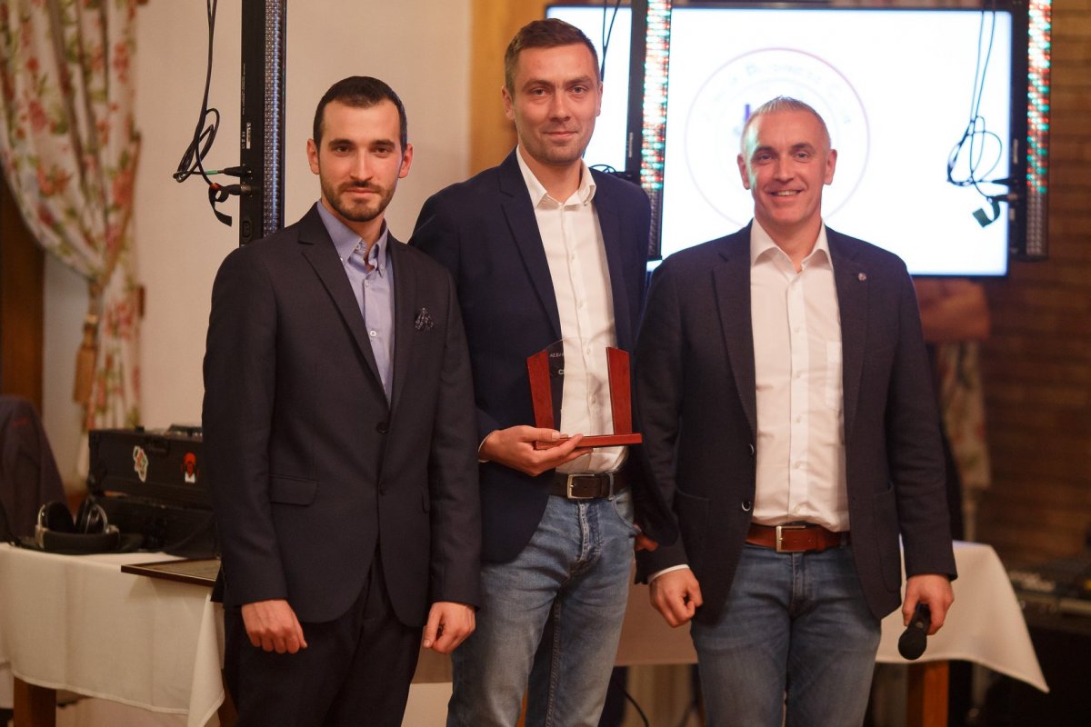 Cseh Csaba, az egyik díjazott (középen). Elismerték a fiatal munkáját •  Fotó: Junior Business Club