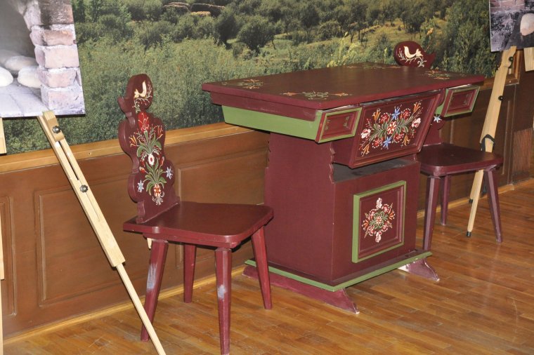 Országjárás háromszéki festett bútorokkal