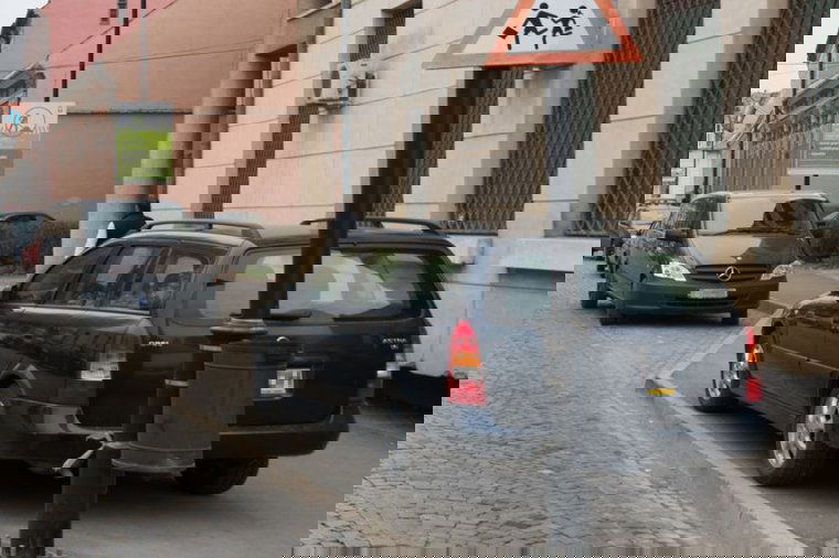 Hadat üzennek Sepsiszentgyörgyön a járdán parkoló sofőröknek