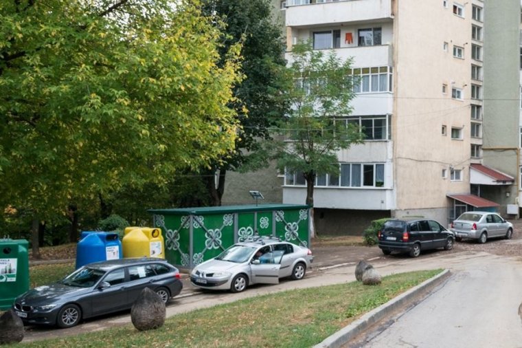 Megelégelték, hogy autók foglalják el a járdákat