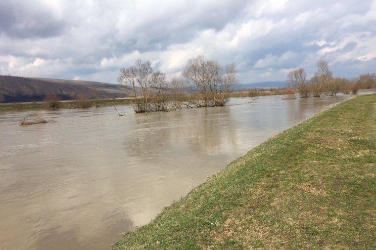 Árvízveszély: javult a helyzet Köpecen, állják a sarat a megerősített gátak