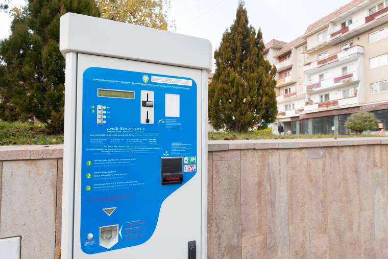 A parkolóautomata „bosszúja”: most nem veszi el a pénzt, de jövő héttől többet kér