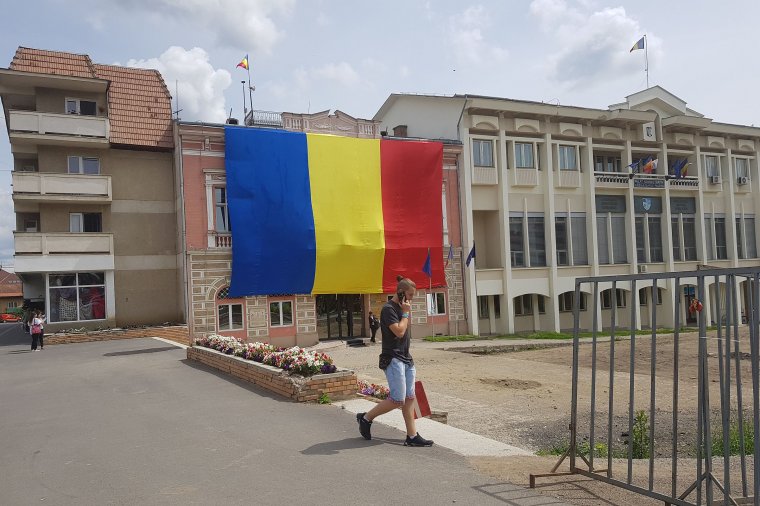 Román trikolórral takarták el a prefektúrát