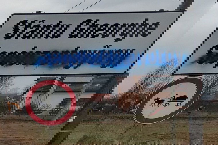 Ismeretlen tettesek lefestették Sepsiszentgyörgy helységnévtáblájának magyar feliratát