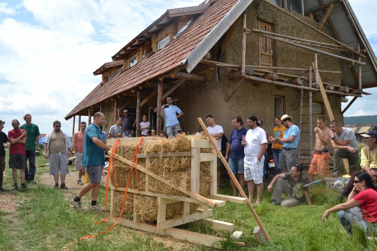Szalmabálaház-építésre tanítják az érdeklődőket