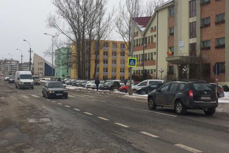 Villogva figyelmezteti az autóvezetőket a balesetmegelőző tábla