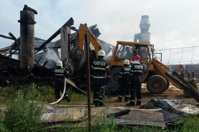 Kigyulladt egy fafeldolgozó csarnok