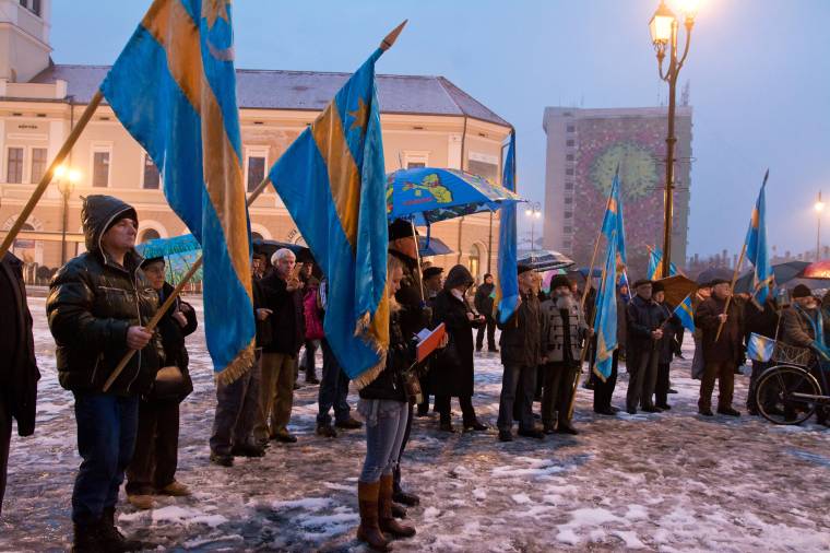 „Tisztelt akasztottak erdeje!” – Autonómiát követeltek a sepsiszentgyörgyi tüntetésen